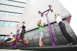 空中運(yùn)動(dòng)場 城市健身新地標(biāo)，多功能器材助力健康生活